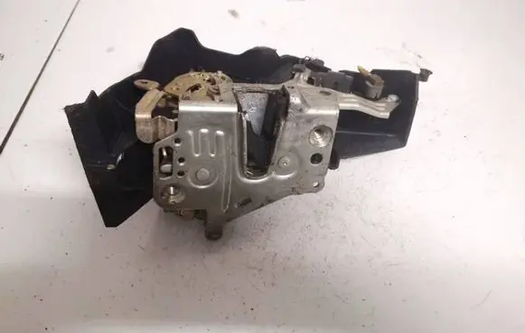 Mercedes-Benz C W202 Rear door lock 2027300535