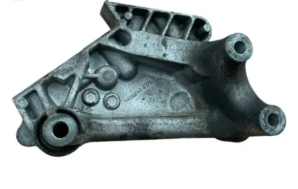 Skoda Octavia Mk3 (5E) Engine mounting bracket 04L199207 V210KT821