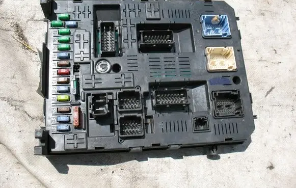 Citroen C5 Fuse module 9664059080