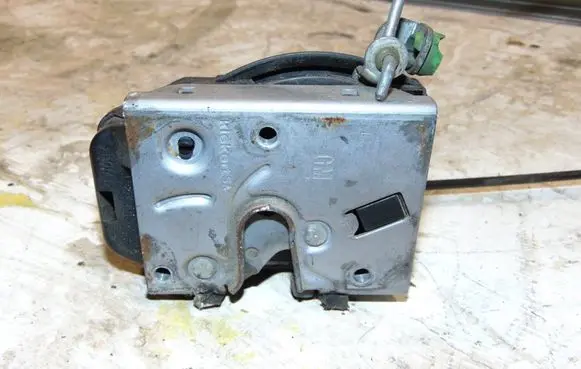 Opel Corsa C Front door lock 24434882 133106