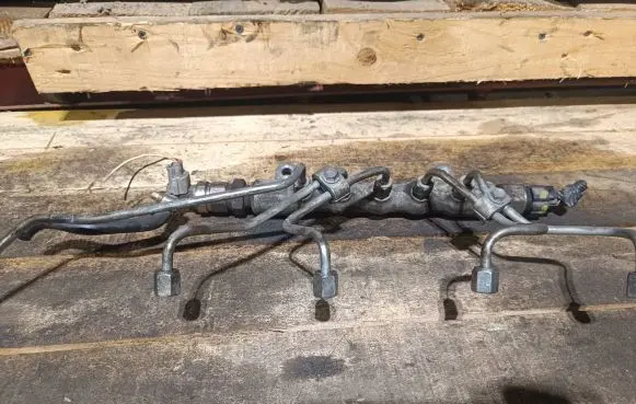 Toyota Corolla Verso E121 Fuel distributor 