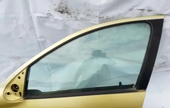 Peugeot 206 Front door window glass four-door