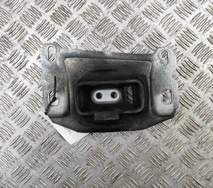 Citroen DS7 Crossback Engine mount bracket 9813699680
