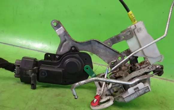 Peugeot 107 Front door lock
