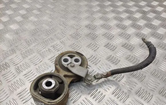 Honda FR-V Engine mount bracket