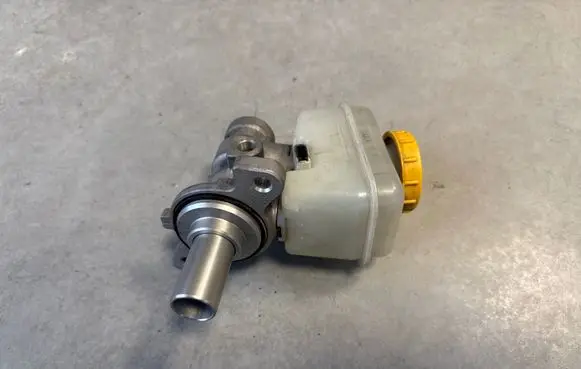 Toyota GT 86 Master brake cylinder 26401CA030 26401CA031