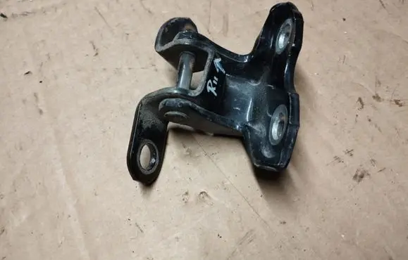 Toyota RAV 4 (XA30) Rear door upper hinge