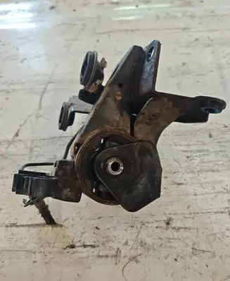 Nissan X-Trail T30 Engine mount bracket