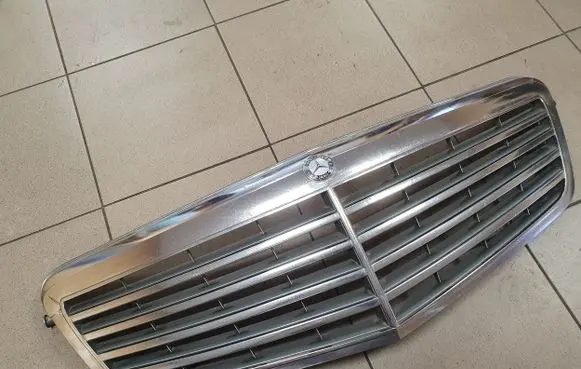 Mercedes-Benz E W212 Front bumper upper radiator grill A2128800283