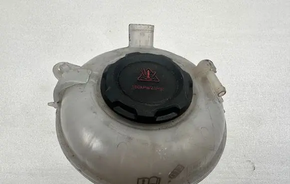 Volkswagen Tiguan Coolant expansion tank/reservoir 5Q0121407G 5Q0121407