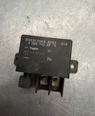 Mercedes-Benz C W203 Charging relay A0025423819