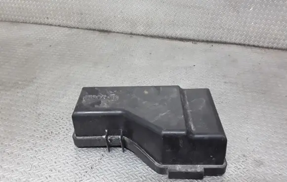 Toyota RAV 4 (XA20) Fuse box cover 8267242100
