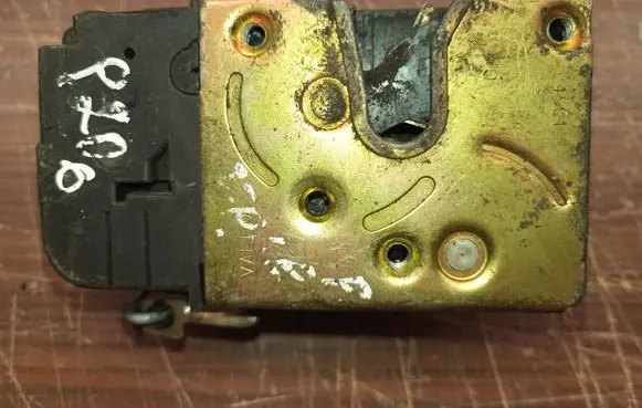 Peugeot 206 Front door lock 