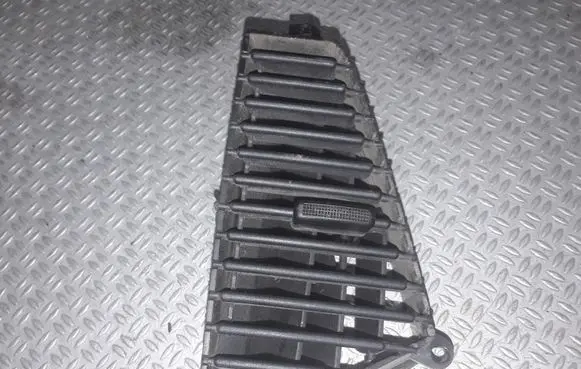 KIA Carens II Dash center air vent grill