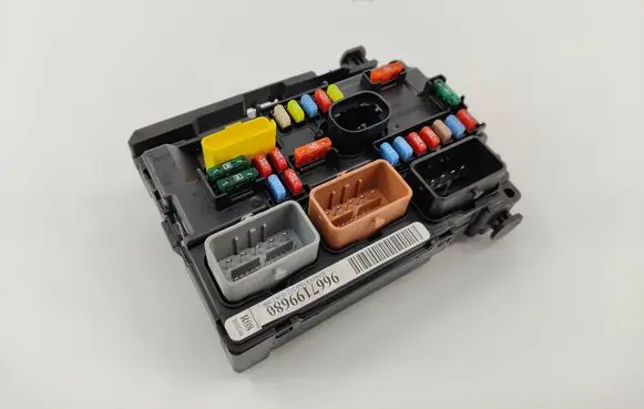 Peugeot 207 Fuse module 9667199680