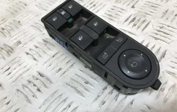 Opel Zafira B Electric window control switch 13228699