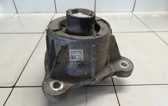 Mercedes-Benz Vito Viano W447 Engine mount bracket A4472410013