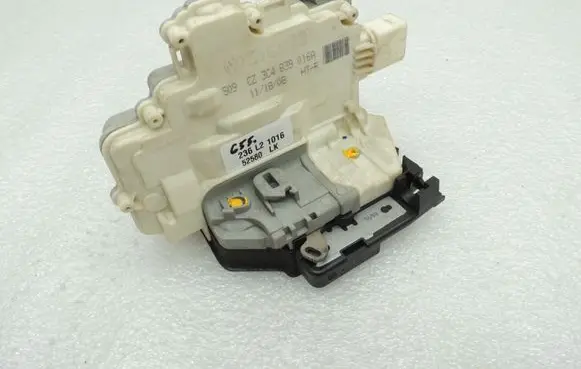 Volkswagen Tiguan Rear door lock 3C4839016A