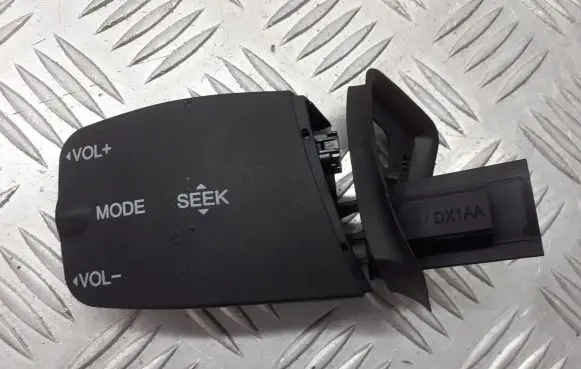Ford Focus Head unit multimedia control 758710