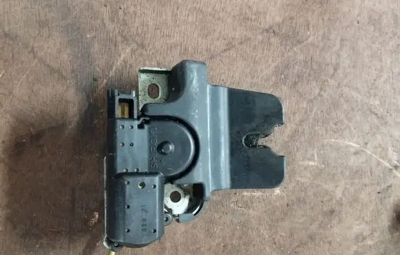 Lexus IS 200-300 Tailgate/trunk/boot lock/catch/latch