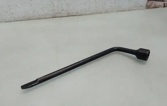 Toyota Prius (NHW20) Wheel nut wrench 