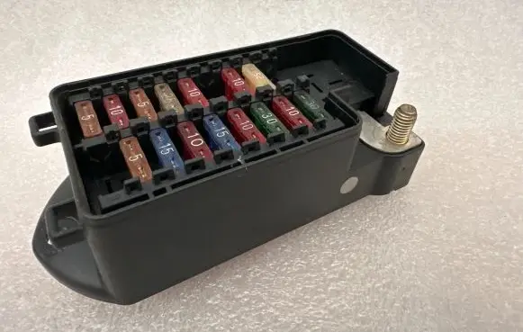 Jaguar XK8 - XKR Fuse module LJA2800AE 518149000 124421041097