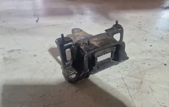 Ford Fiesta Engine mount bracket