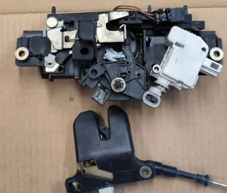 Audi A6 S6 C5 4B Tailgate/trunk/boot exterior handle 4B0827565