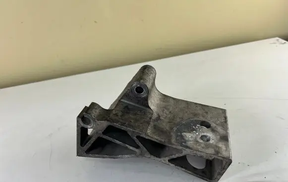 Volvo XC90 Engine mounting bracket