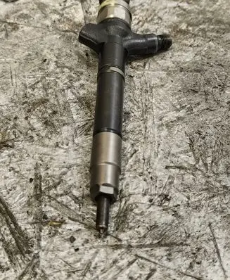 Toyota Avensis T250 Fuel injector 236700R030