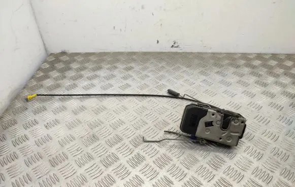 Opel Vivaro Front door lock 8200008260