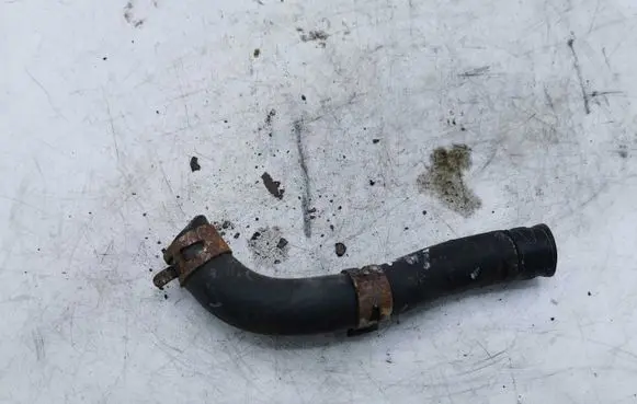 Volkswagen PASSAT B5 Engine coolant pipe/hose NOCODE