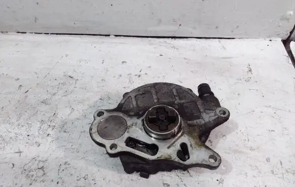 Volkswagen PASSAT CC Vacuum pump 03L145100F