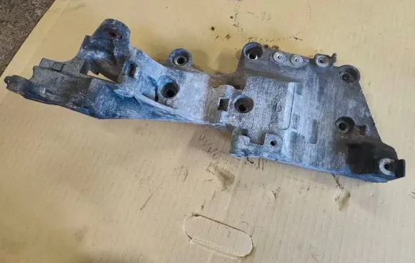 Engine mounting bracket