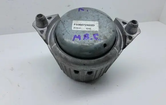 Mercedes-Benz C W204 Engine mount bracket F036072522D