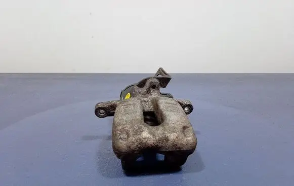 Volkswagen PASSAT B6 Rear brake caliper 32332267D
