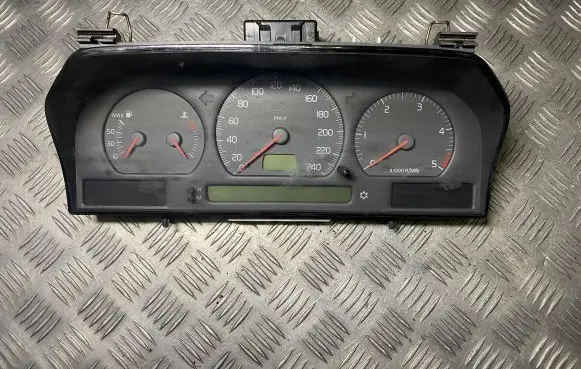 Volvo V70 Speedometer (instrument cluster) 9472523 69294240T 9451530