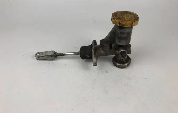 Subaru Forester SF Clutch master cylinder