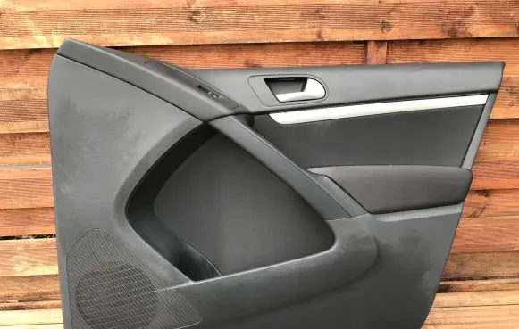 Volkswagen Tiguan Front door card panel trim