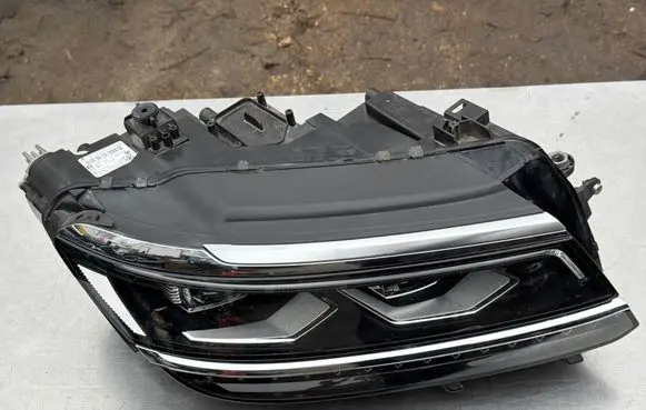 Volkswagen Tiguan Headlight/headlamp 030110123608 5NB941082D