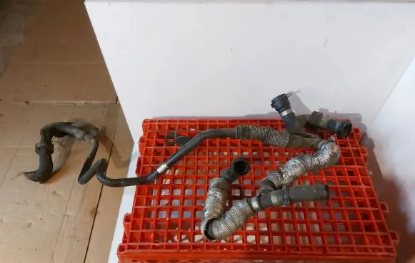 Audi A8 S8 D3 4E Engine coolant pipe/hose 4E0121399H