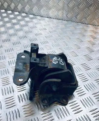 Hyundai Trajet Engine mount bracket