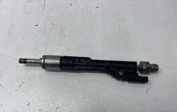 BMW X3 F25 Fuel injector 7597870
