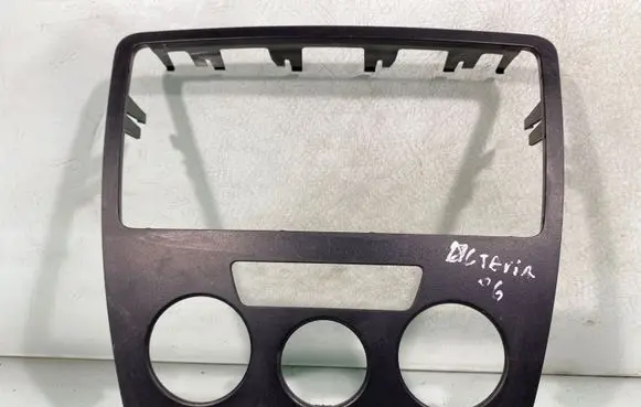 Skoda Octavia Mk2 (1Z) Dashboard center trim panel 1z0858069