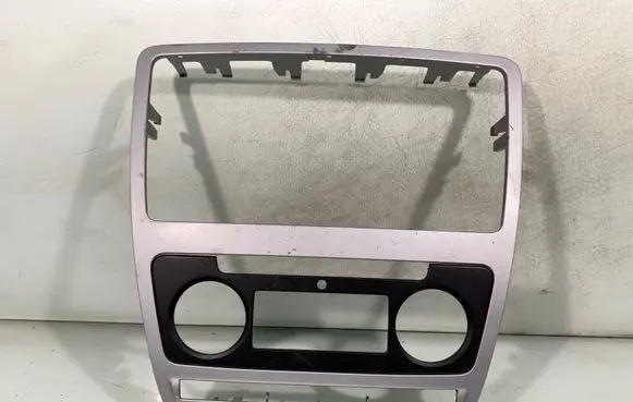 Skoda Octavia Mk2 (1Z) Dashboard center trim panel 