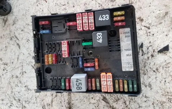 Volkswagen Golf V Fuse box set