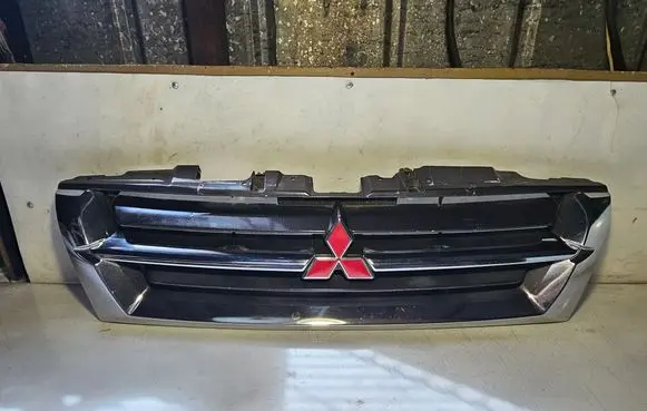 Mitsubishi Pajero Front bumper upper radiator grill MR387981