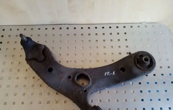 Toyota Avensis T270 Front lower control arm/wishbone