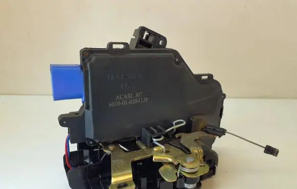 Volkswagen Golf Plus Rear door lock 7L0839015D