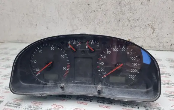 Volkswagen PASSAT B5 Speedometer (instrument cluster) 3B1919880D